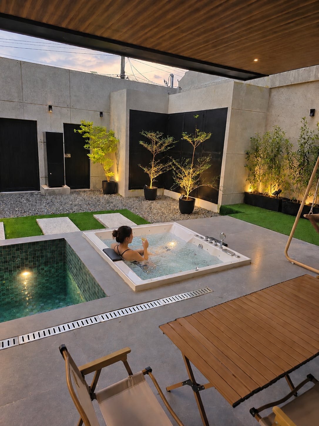 The outdoor jacuzzi and plunge pool on the garden deck
